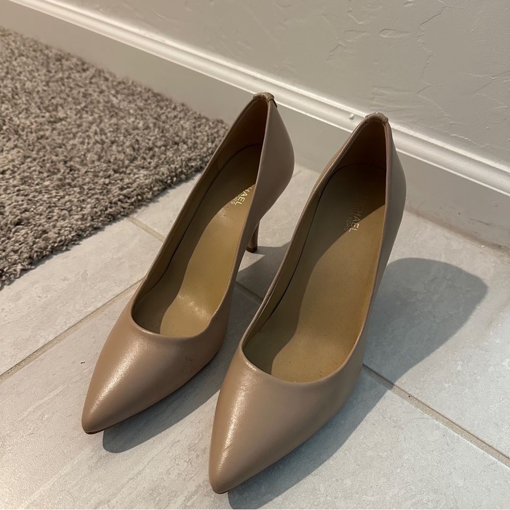 NWOT MICHAEL Michael Kors Classic Beige Heels